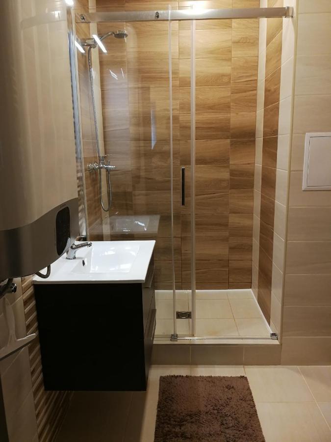 Adel Apartman Mako Luaran gambar